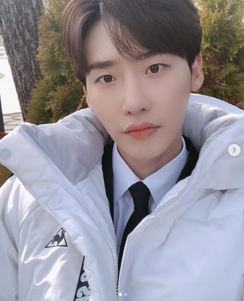 사의 찬미 이종석, 훈훈한 근황 공개 …하얀 롱패딩 입고 찰칵 빛나는 외모