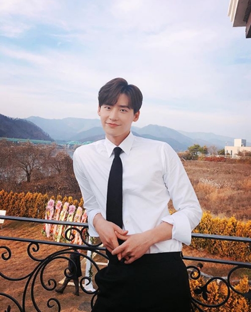 사의 찬미 이종석, 하얀 셔츠 입고 환한 미소 …넘사벽 외모 심쿵