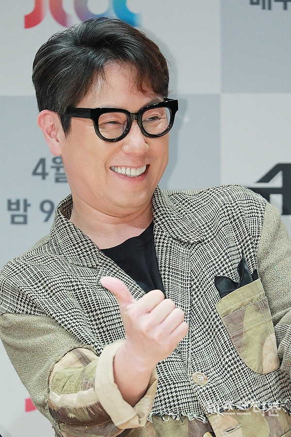 [포토] 윤종신, 장난꾸러기 같은 따봉 (JTBC 슈퍼밴드 제작발표회)