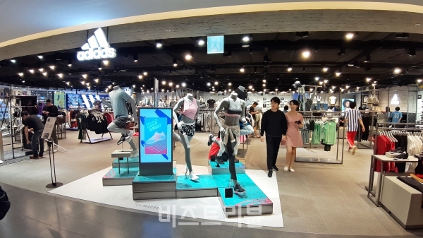 [현장] 롯데백 인천터미널점, 국내 최초 아디다스 스타디움