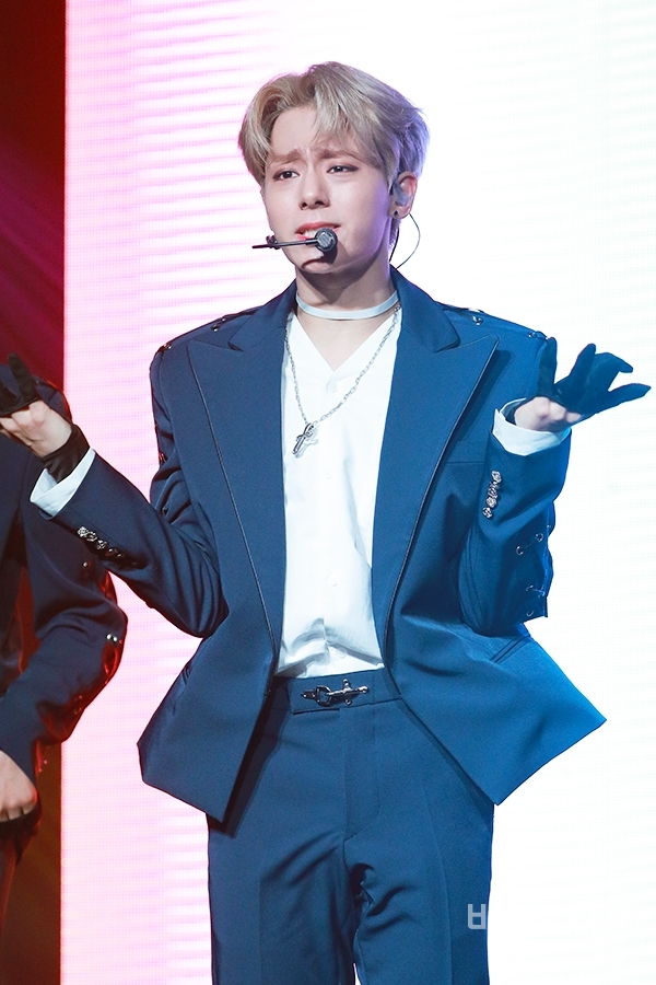 [포토] 원어스 환웅, 내가 원어스의 메인댄서다! (2nd MINI 태양이 떨어진다)