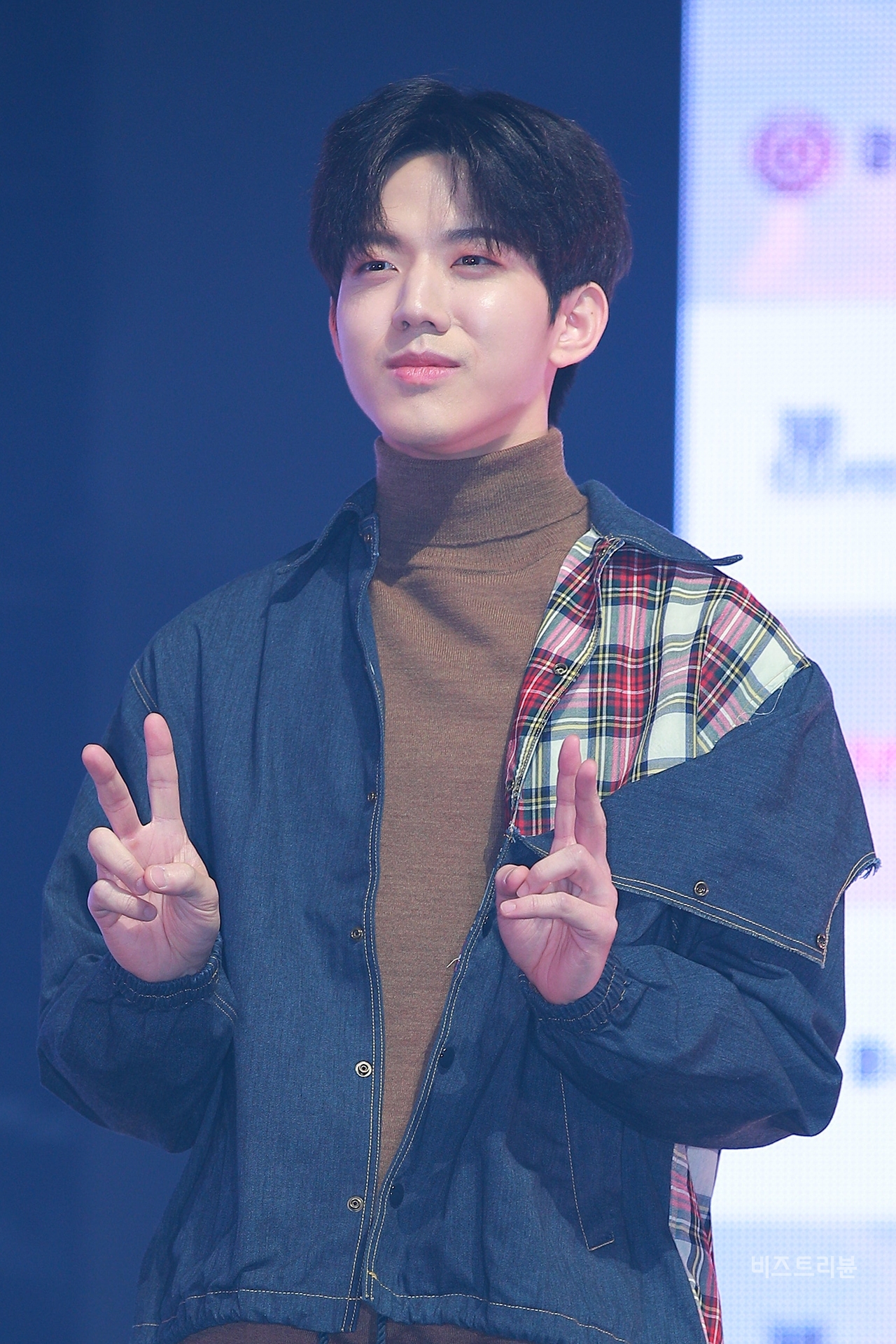 [포토] DAY6 도운, 귀여운 막내의 소심한 브이 (정규 3집 쇼케이스)