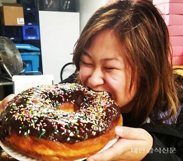 밥스 도넛 3분 안에 얼굴만한 빅 도넛 먹으면 선물을~