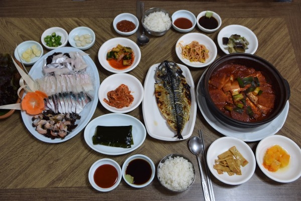 제주 성산일출봉 맛집 청운식당, 새해맞이 관광객 위한 회정식 제공