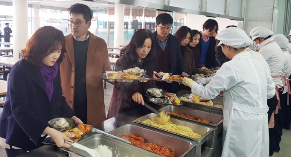 입시 위해 노력한 모든 사람, 급식으로 축하합니다~