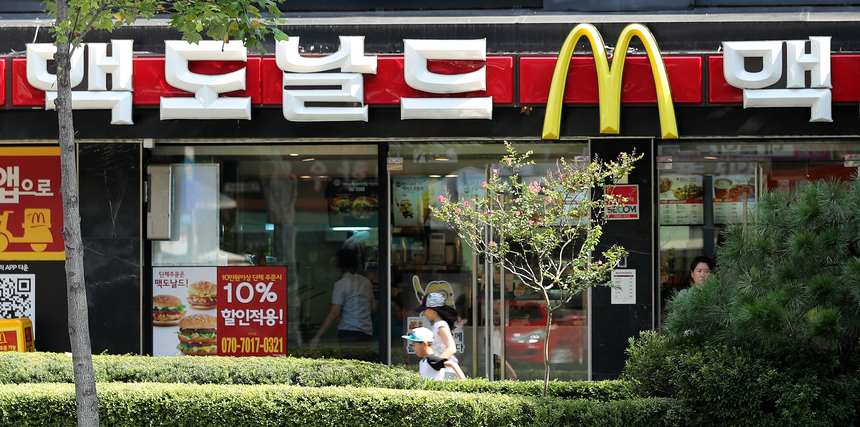 ‘햄버거병 논란’ 한국맥도날드, 압수수색 당해