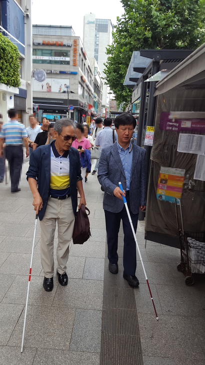 [단독] 동작구청 가판점 정책 ‘도마’…“시각장애인 보행권은 어떡하라고”(下)