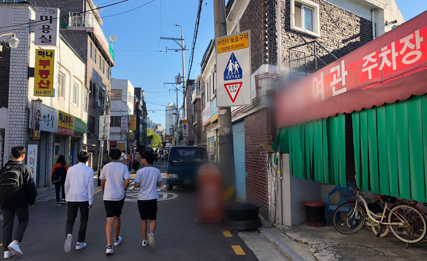 [현장] 학교 코앞에 즐비한 여관·노래방…법규 실효성 두고 논란