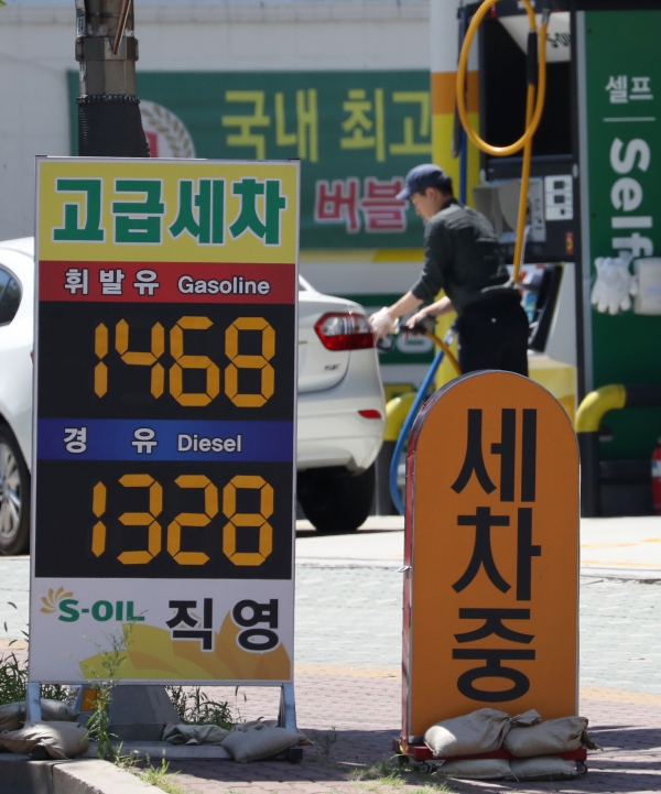전국 주유소 휘발유 가격 1500원대 밑으로 하락