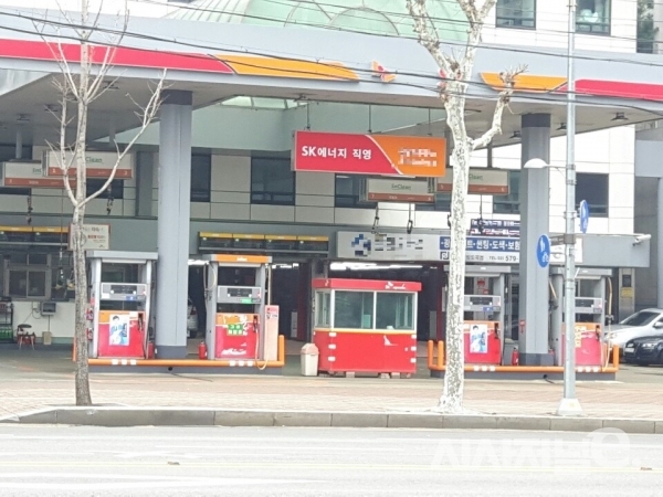 [현장] 직원 수 줄었는데도 바쁘지 않아…코로나19에 단골마저 끊긴 주유소