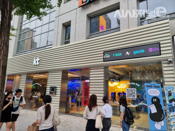 [현장] KT, 우영우·밀리 모인 애드샵+ 연다···SKT와 홍대서 격돌