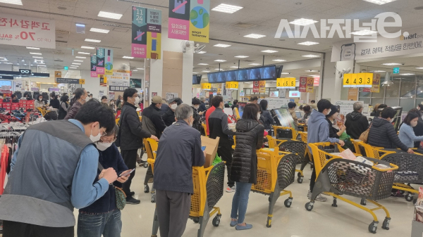 [현장] 이런 날도 있네···쓱데이 첫날 이마트 오픈런 진풍경