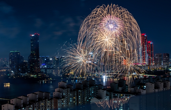 한강 불꽃축제 특수 제대로 봤다···편의점 매출 시간당 500만원