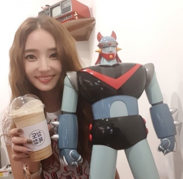 배우 한채영, 이시언 카페 상도목장에 출현?! 의리녀 인증