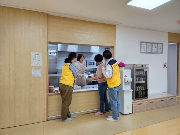 울진군, 어린이집 집단급식소 식중독 예방 점검 및 홍보활동 나서