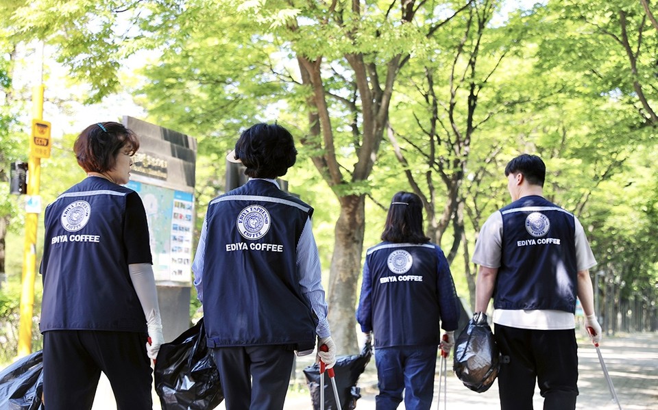 이디야 임직원-가맹점주 춘천서 환경정화 캠페인