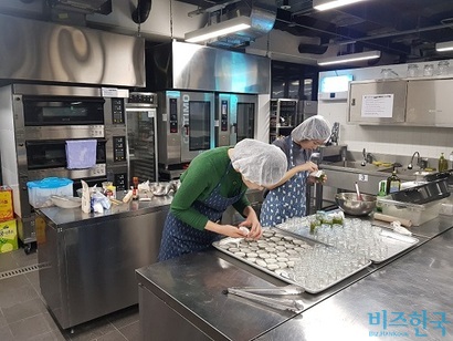 우버 창업자의 공유주방 한국 상륙, 라이벌은 백종원?