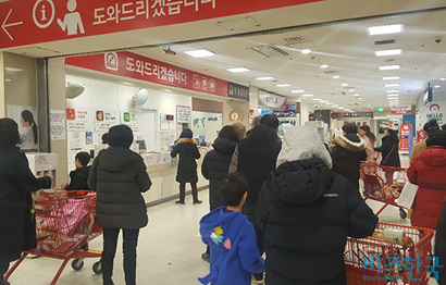 [현장] 테이프·끈 금지 첫날, 대형마트 자율포장대 가보니