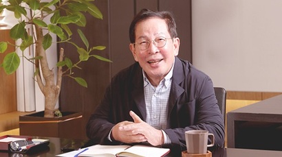 [비즈피플] 돌아온 창업주 권원강 교촌에프앤비 회장, 판교서 명예 회복할까