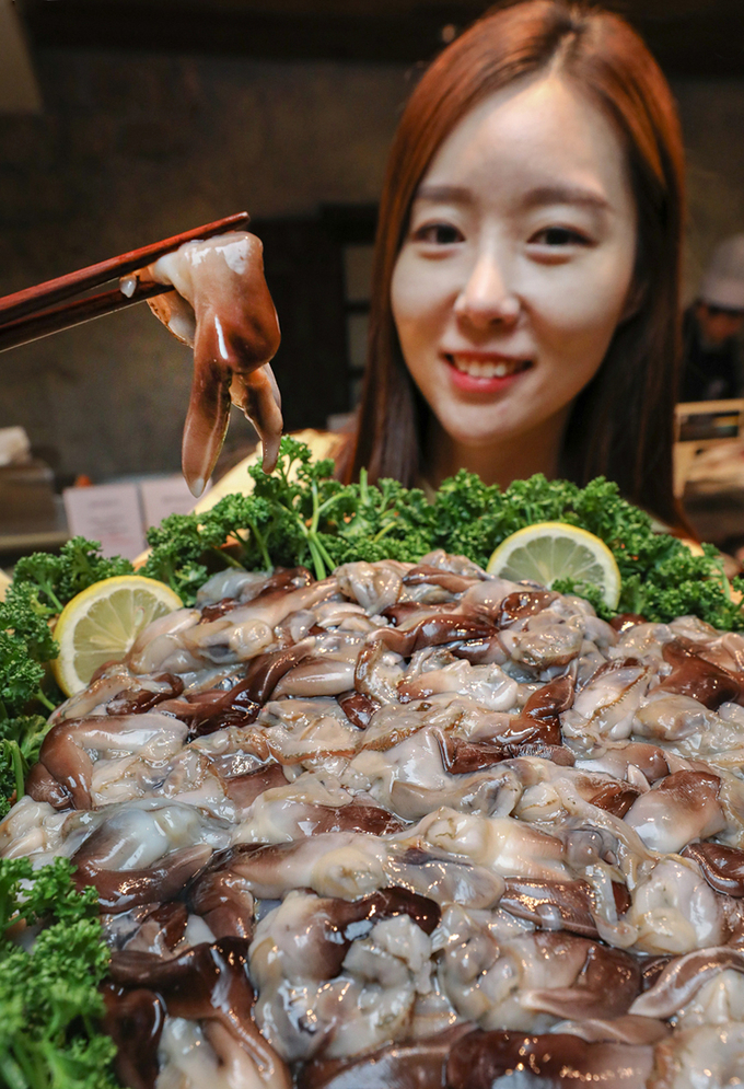 현대백화점, “제철 맞은 귀한 식재료 새조개 맛보세요~!”