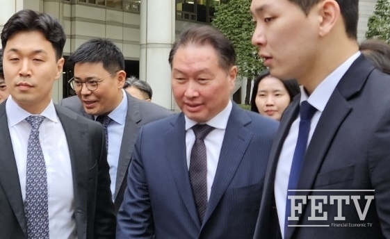[종합] 최태원·노소영, 6년만 법정 대면..."마주했지만 굳게 닫힌 입"