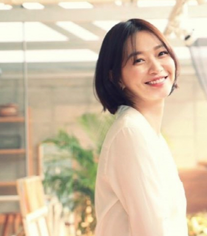 단발 충동 일으키는 신민아의 사랑스러운 화보 (사진 3장)