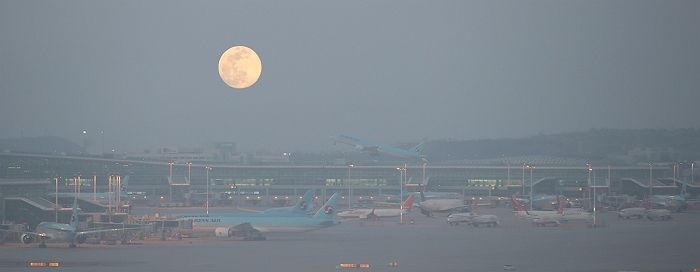 어젯밤(7일) 인천공항에 뜬 2020년 가장 큰 보름달 슈퍼문