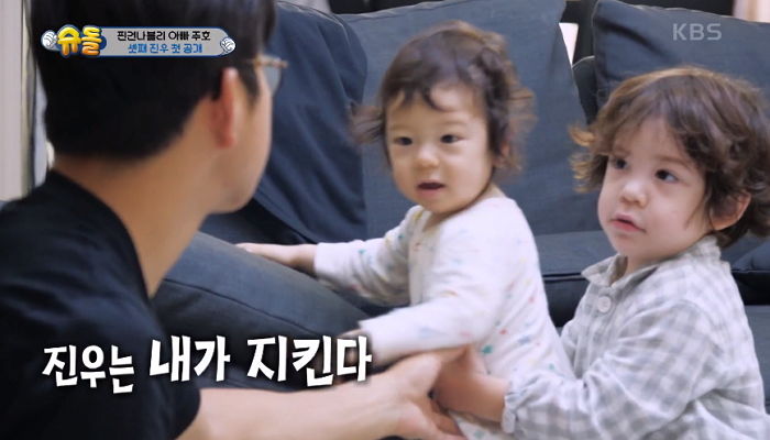 홀로 서있던 동생 진우 넘어질까봐 쌩 달려가 안아준 형아 건후 (영상)