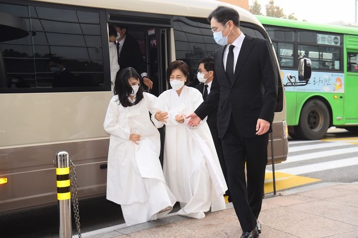 삼성가 유족들이 故이건희 장례식서 검은상복 대신 흰 상복 입은 이유