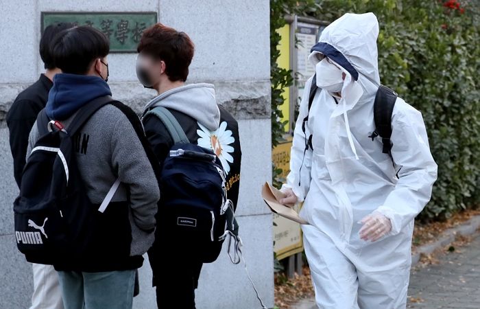 수능 시험장에 전신 방호복 입고 완전 무장한 채 나타난 수험생