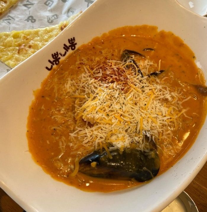 부드러운 크뽕에 화끈한 불맛 입힌 니뽕내뽕 신상 맵크뽕