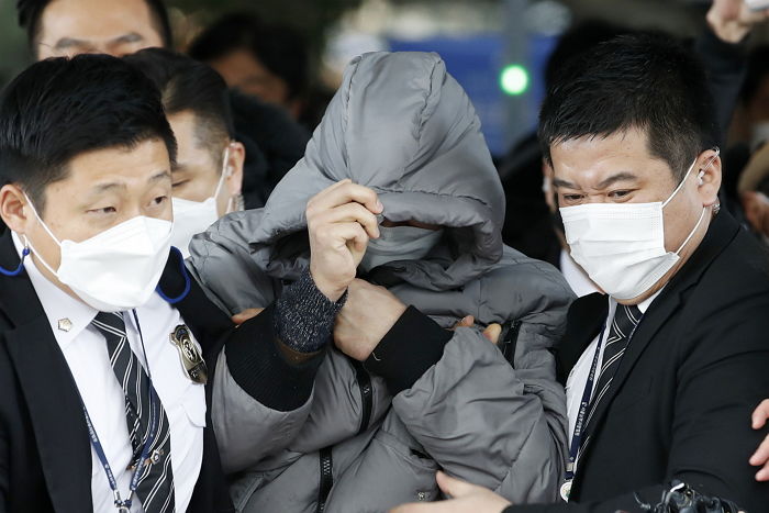 신상 공개하라 시민들 항의에 신변보호 요청하며 얼굴 끝까지 감춘 양아빠