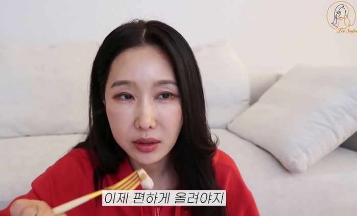 딸 제나가 SNS 차단했으니 노출 사진 마음껏 올리겠다는 53살 치과의사 이수진 (영상)