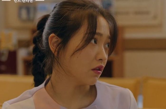 간호사인데 짧은 치마+빨간 네일 했다가 성적대상화 비판 받고 있는 예리 (영상)