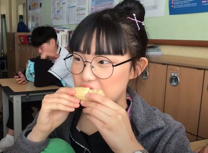 산범 쌩얼 본 누리꾼들이 제발 아이라인 갖다 버려라 난리 난 이유
