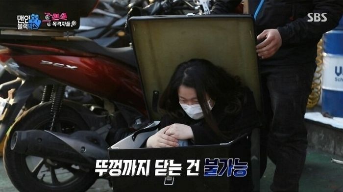 달리는 오토바이 배달통 안에 타 담배 피우며 스릴 즐긴 여성