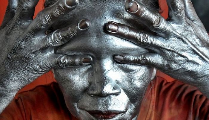 이혼한 아들 부부 대신 2살 손자 먹여 살리려 온몸에 은색 페인트칠하고 구걸하는 할머니
