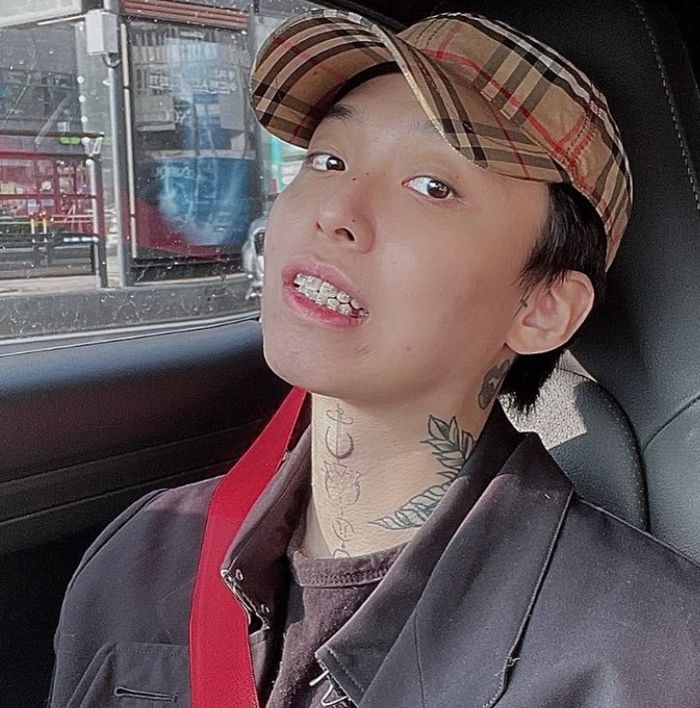 공익근무 중 목에 새로운 타투 새기며 남다른 스웨그 뽐낸 해쉬스완 근황 (사진)