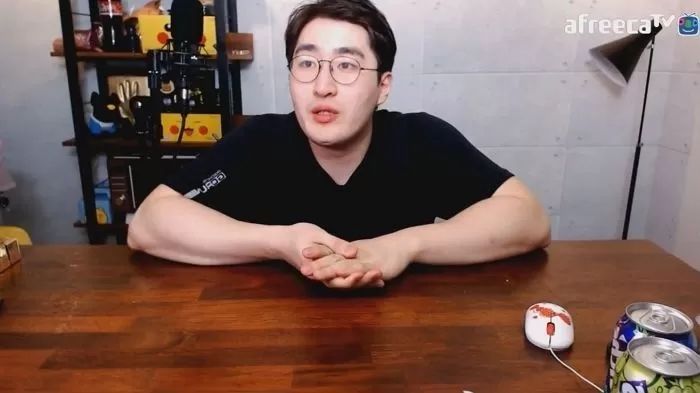 뒷광고 인정하고 10개월째 자숙 중인 먹방 유튜버 엠브로 은퇴한다 (전문)