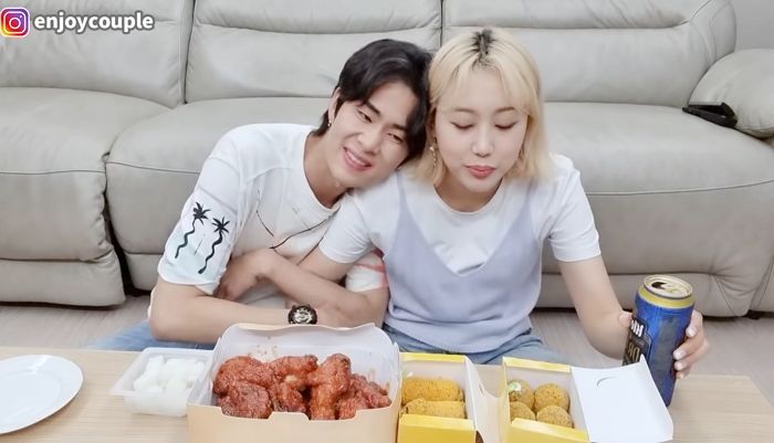 7주년 기념일 잊어버리고 여친 임라라 화 풀어주겠다며 치킨 사 온 손민수 (영상)