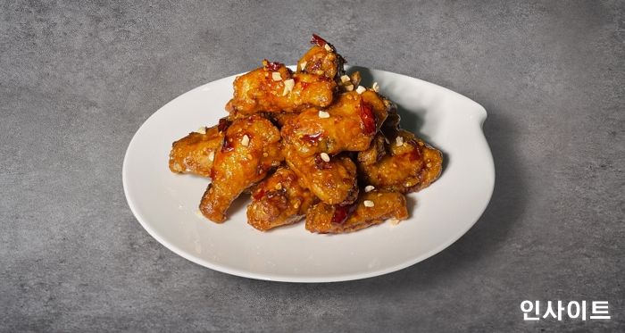 치킨플러스, 바삭함에 맵짠·단짠 더한 치플윙봉 첫선