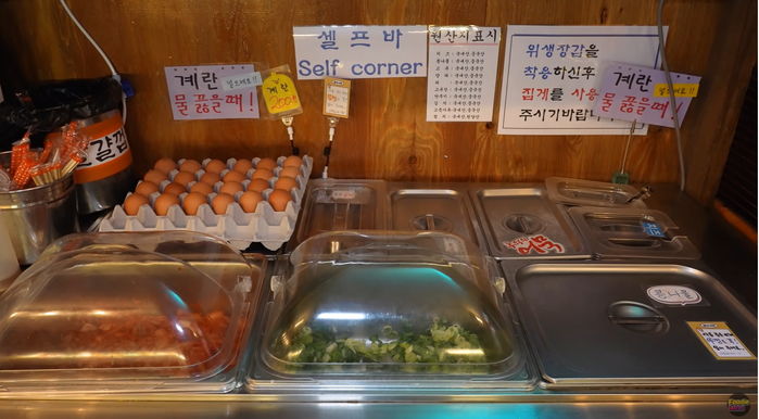 매콤짭짤 봉지라면 즉석에서 끓여 먹어 포장마차 분위기 풍기는 24시 무인 라면 편의점