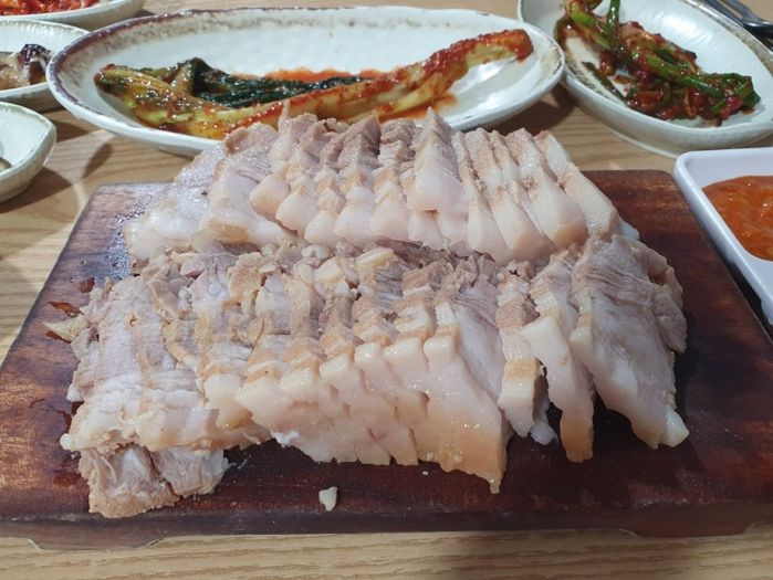11000원짜리 보쌈 정식 시켰는데 고급 한정식 한상이 나왔습니다