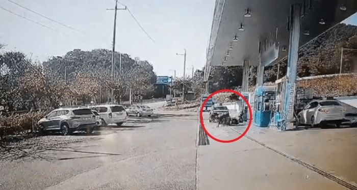주유소 기름에 미끄러진 라이더에 경찰관 바위 있으면 피해 가야지라며 벌금 부과 (영상)