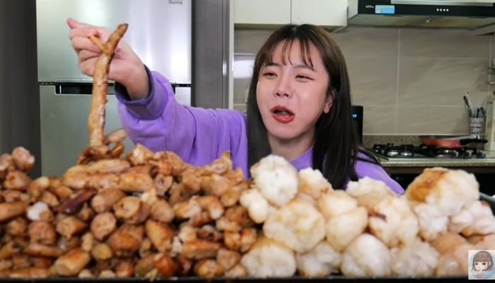 새벽에 배고프다며 혼자 소곱창 14kg에 볶음밥까지 클리어한 먹방 유튜버