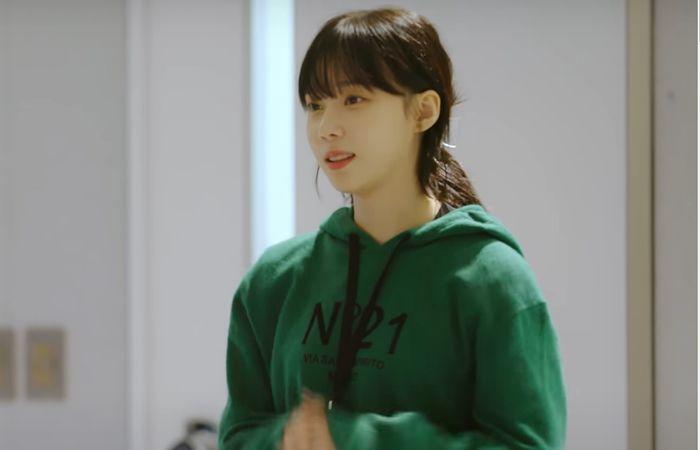 편한 후드티 입고 머리 대충 묶어도 순정만화 속 비주얼 뽐내는 에스파 윈터 (영상)