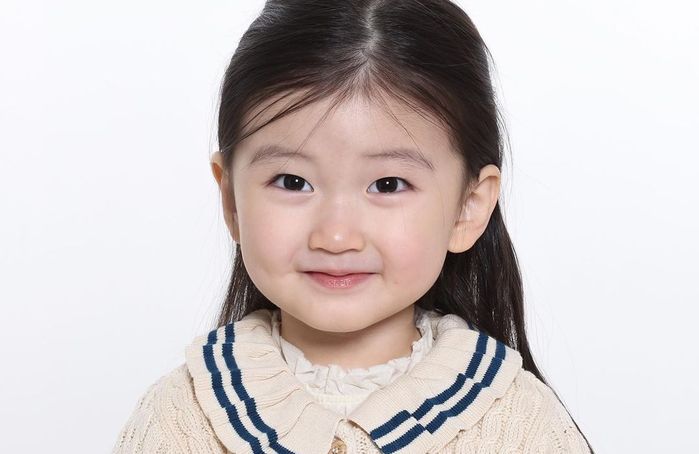 귀여움이 세상을 구한다는 말 몸소 증명한 쌈디 조카 채채의 인생 첫 증명사진