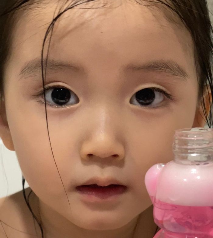 쌍꺼풀 생기니 확신의 SM 사슴상 미모 뽐내는 쌈디 조카 채채