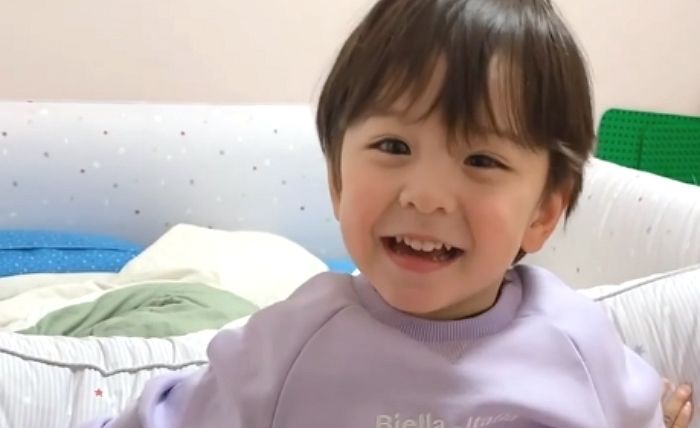 훌쩍 자라 형 건후 판박이 미모 뽐내는 축구선수 박주호 막내 아들 진우