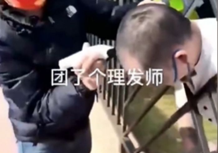 봉쇄령 때문에 미용실 못 가자 답답해 담벼락에 머리만 쏙 내밀고 이발하는 상하이 시민들 (영상)